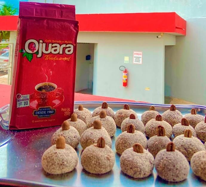 Brigadeiros de café Ojuara enrolados e passados no leite em pó