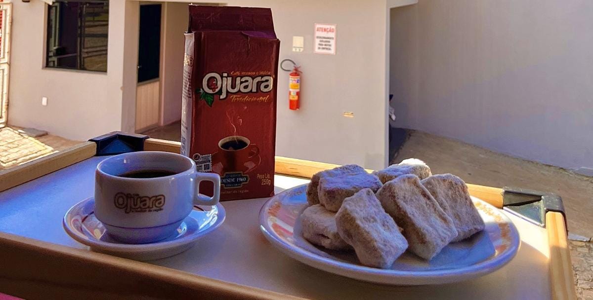 Palha italiana de café Ojuara cortada em pedaços e polvilhada com leite em pó